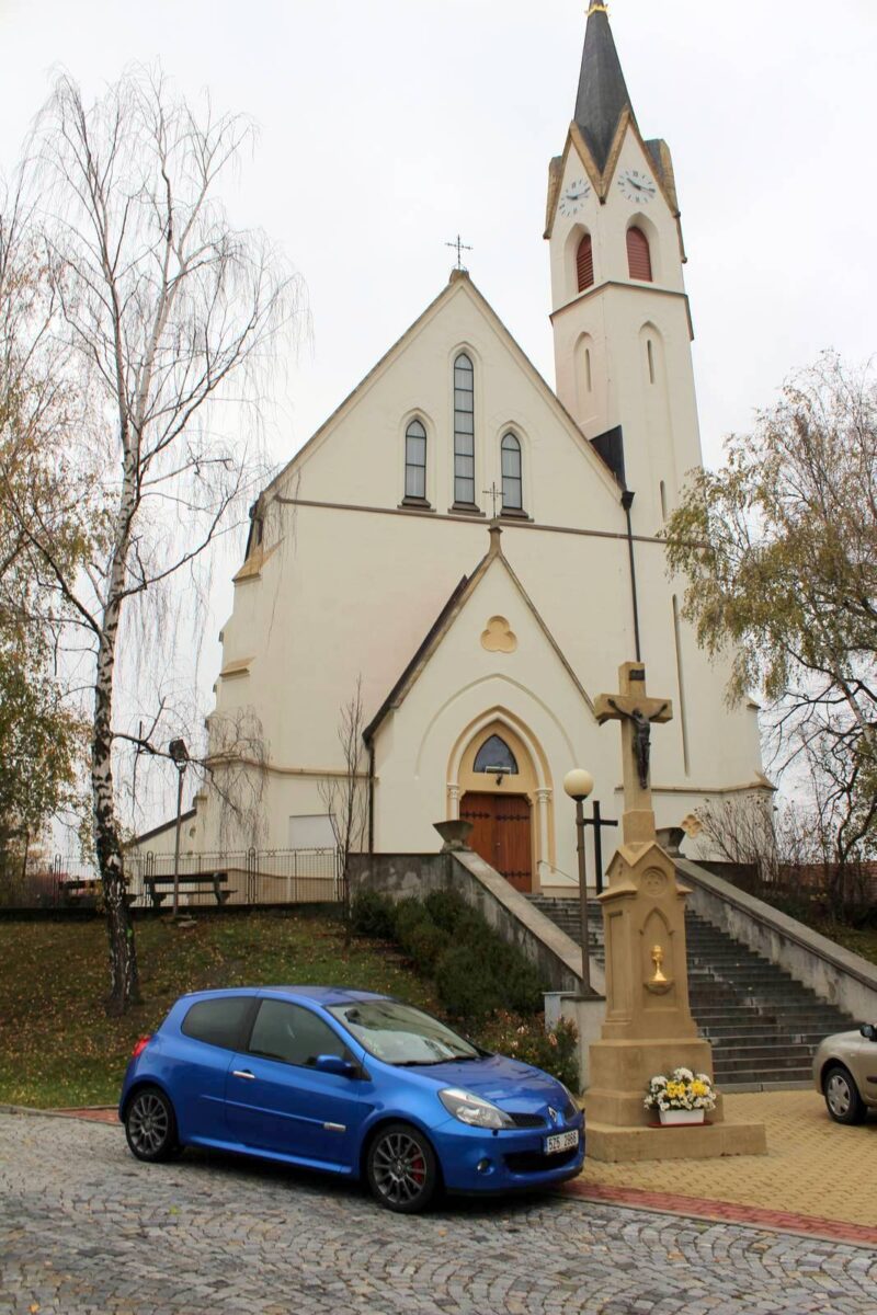 Clio RS u kostela 2