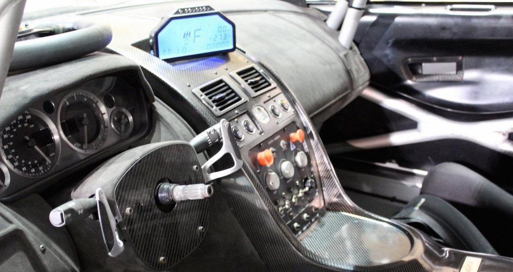 Interieru vozu Aston Martin Vantage GT4 v Yas Marina