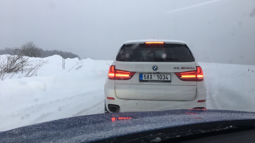 bílá BMW X5 M50d na sněhu