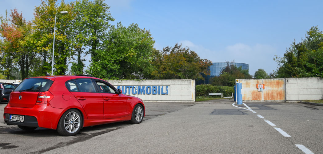 bmw řady 1 zaparkované před vchidem do bývalé továrny bugatti v Itálii