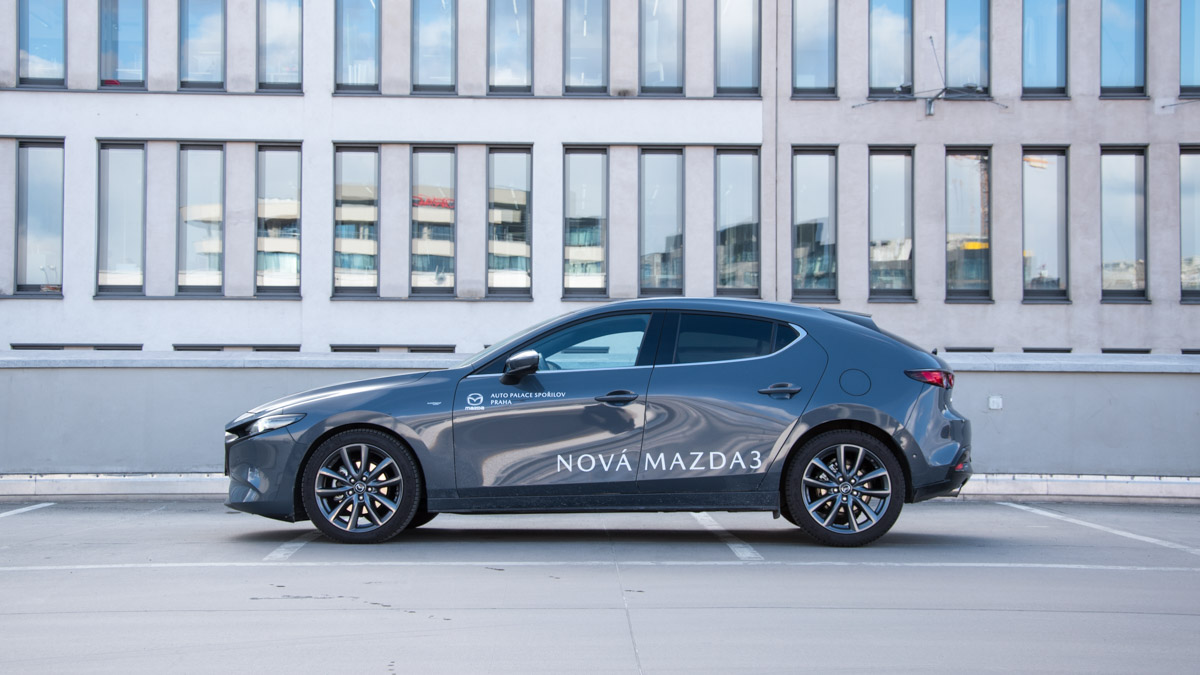 Mazda 3 šedá zboku