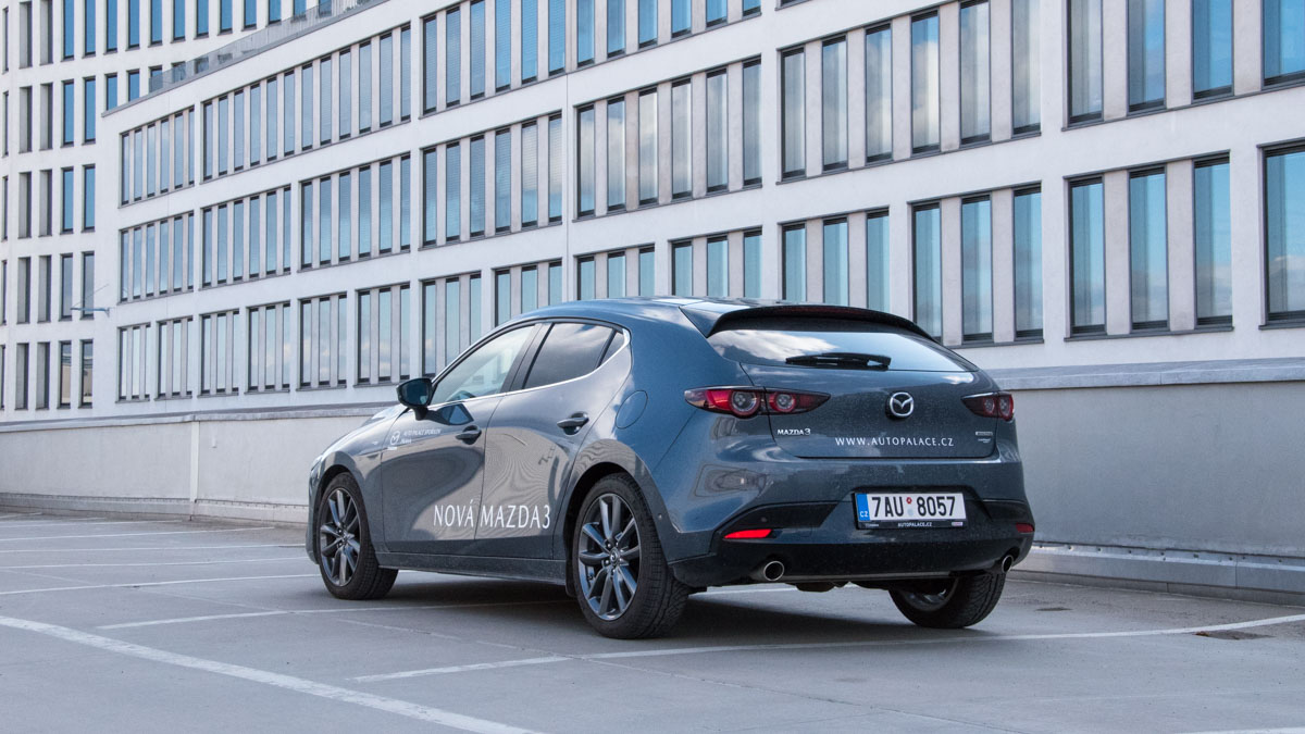 šedá mazda 3 zezadu