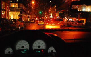 Noční New York z pohledu za volantem