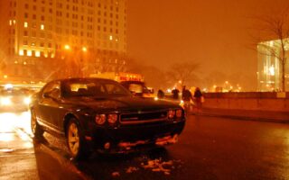 Dodge challenger v noci pred hotelem v new yorku