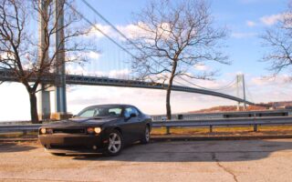 Dodge challenger pred jednim z New Yorksých mostů