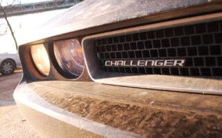 Detail na přední světlo Dodge Challenger