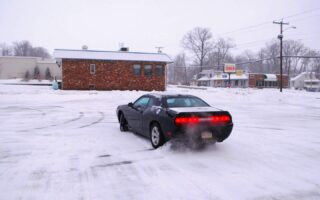 Dodge Challenger RT na sněhu v driftu