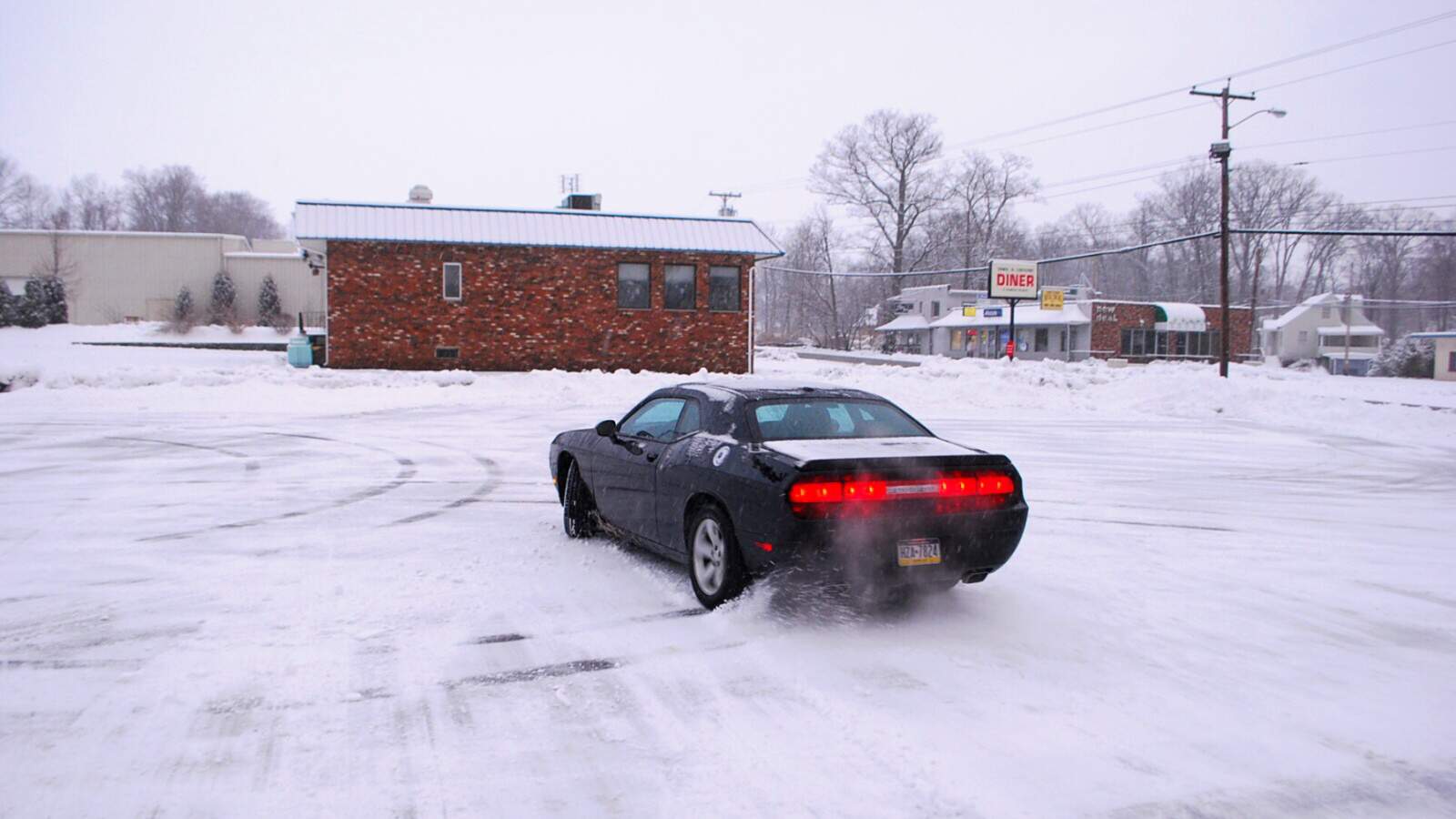 Dodge Challenger RT na sněhu v driftu