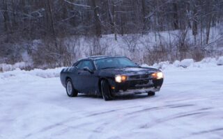 Dodge Challenger RT na sněhu v driftu