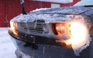 zasněžený předek vozu Dodge Challenger RT