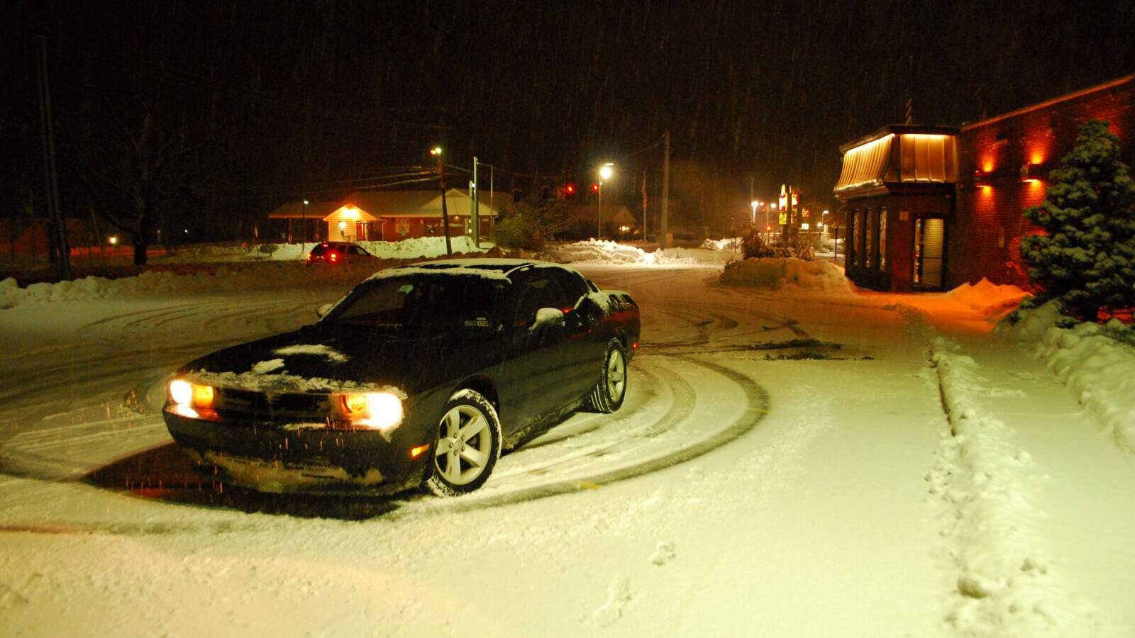 Dodge Challenger RT na sněhu