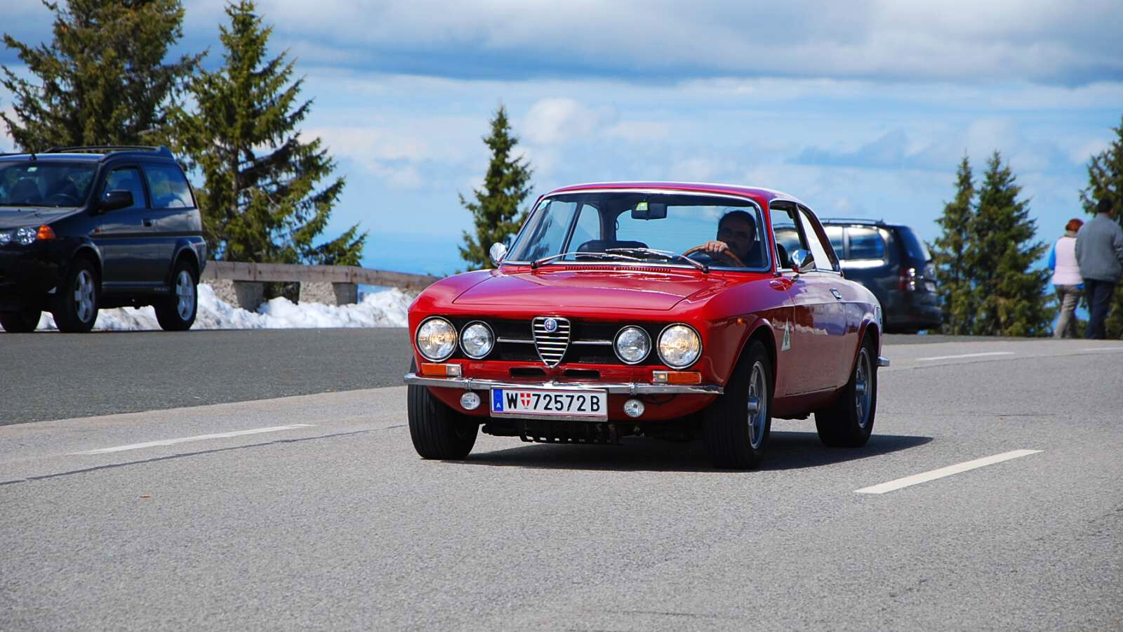 Stará Alfa Romeo červená na horské silnici