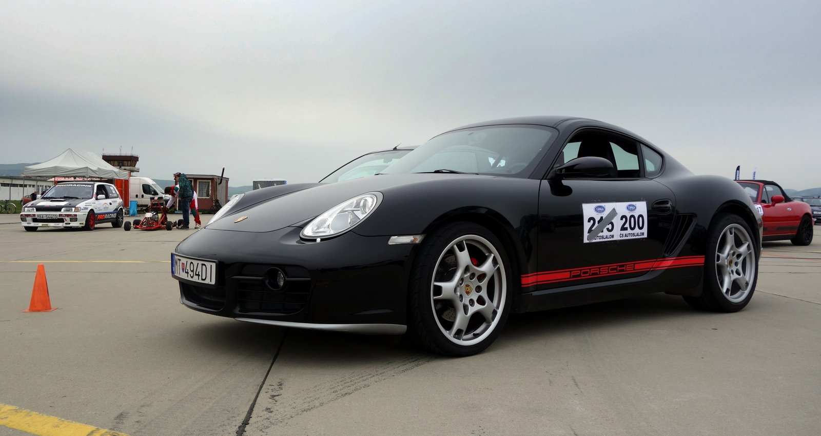 Na autoslalomu s Porsche Cayman S
