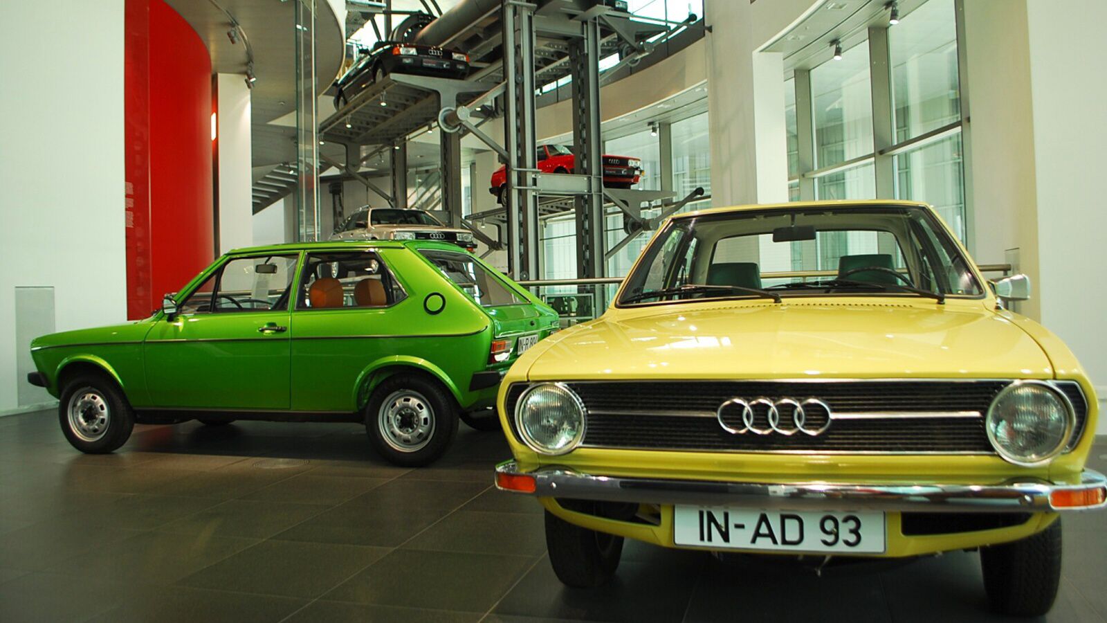 Starší vozy AUdi vystavené v budově muzea