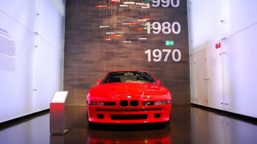 BMW 850i v budově muzea