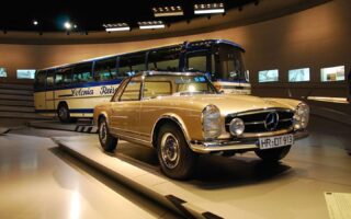 Starší Mercedes SL a autobus