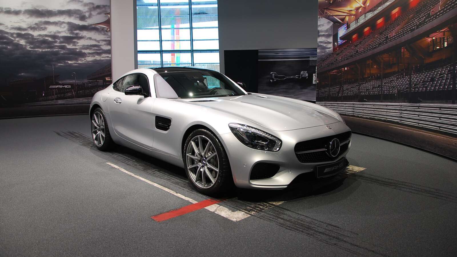 Mercedes-Benz Muzeum ve Stuttgartu