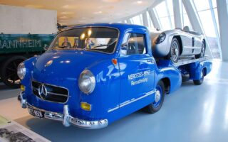 Starší závodní mercedes na korbě tahače mercedes