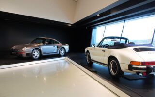 Porsche 959 a 911 Carrera Cabrio v budově mueza