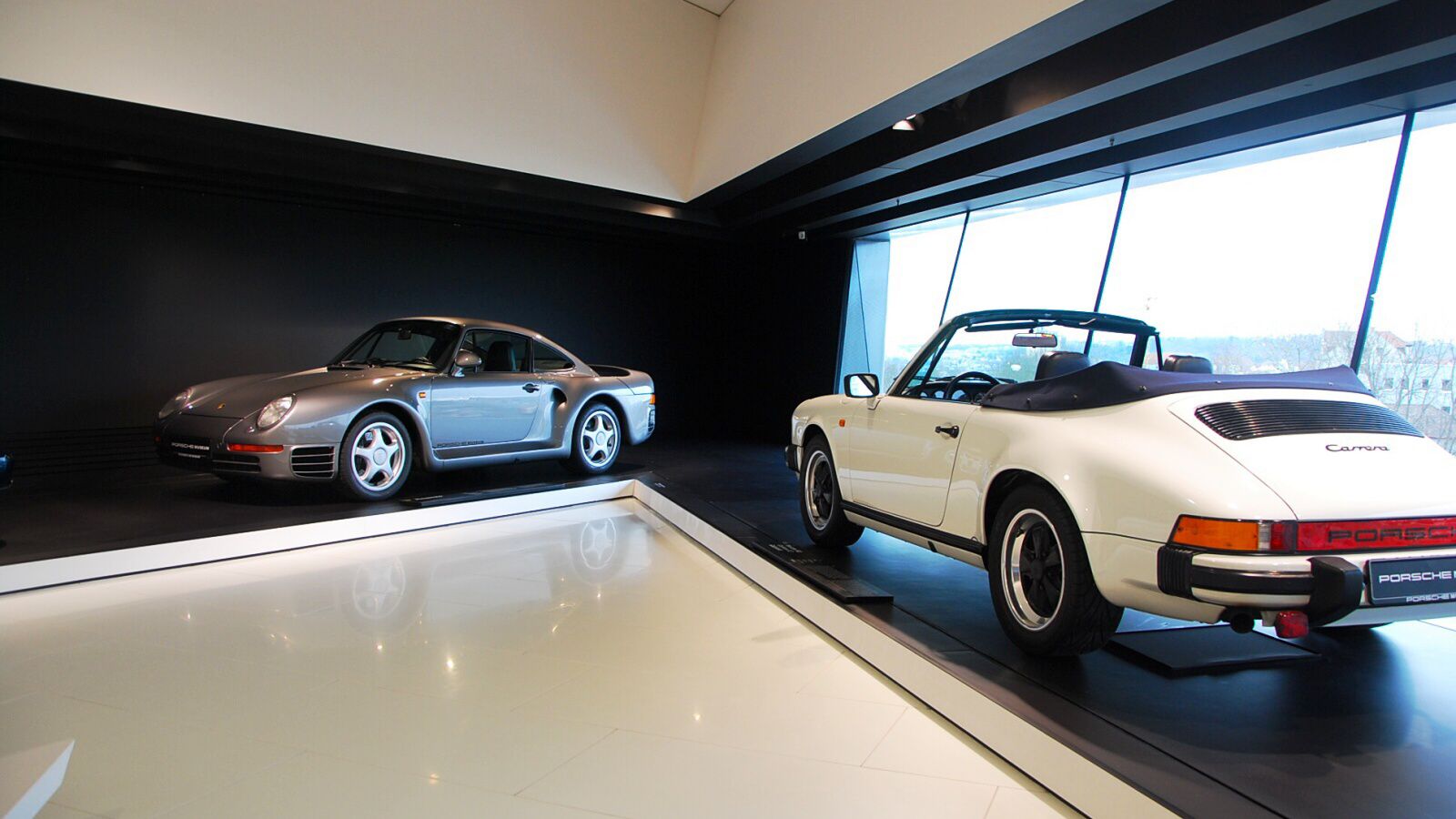 Porsche 959 a 911 Carrera Cabrio v budově mueza