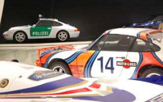 Několik hisotrických závodních vozů včetně jednoho policejního