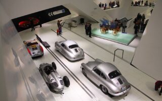 Historické závodní vozy v budově muzea