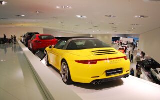 vozy v muzeu včetně 911 Targa 4 ve žluté barvě