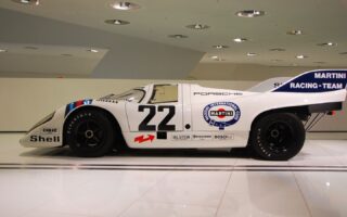 Závodní Porsche 917 zboku