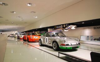 Několik závodních vozů 911 v řadě