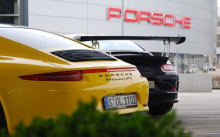 vozy Porsche před budovou muzea