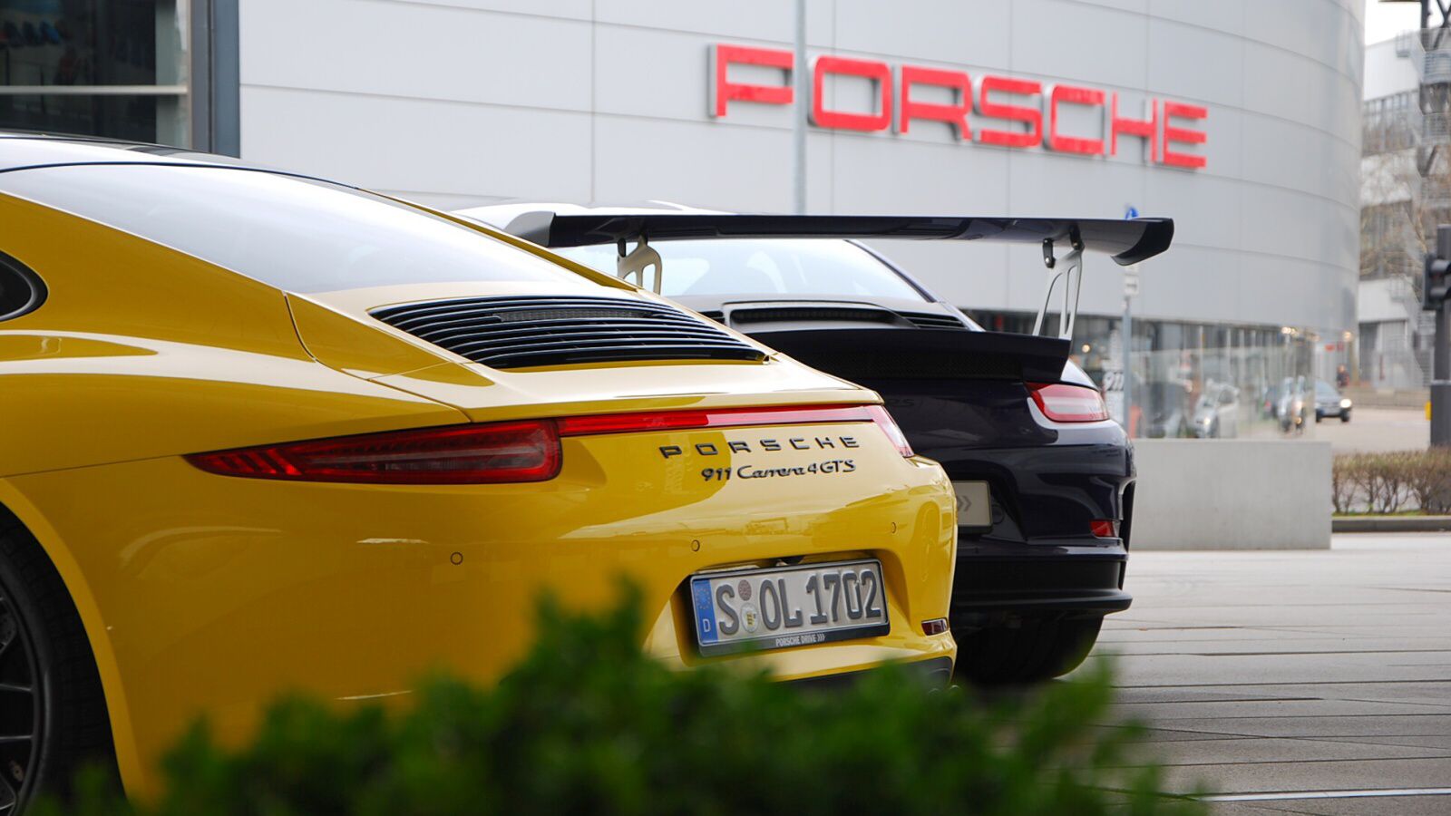 vozy Porsche před budovou muzea