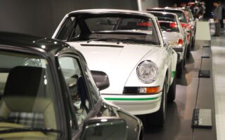 Několik vozů 911 v řadě