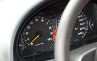 Honda Intergra Type-R a detail na její oráčkoměr