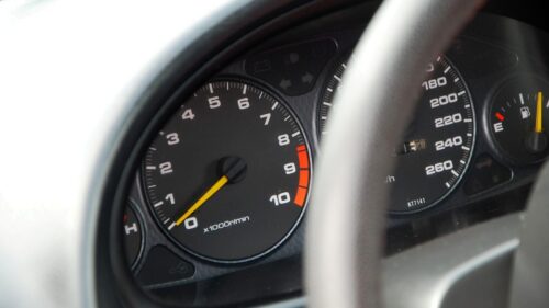 Honda Intergra Type-R a detail na její oráčkoměr