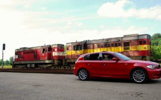 Červené BMW 120d E87 u dvou dieselových lokomotiv