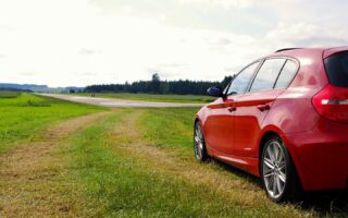 Červené BMW 120d E87 u letištní dráhy