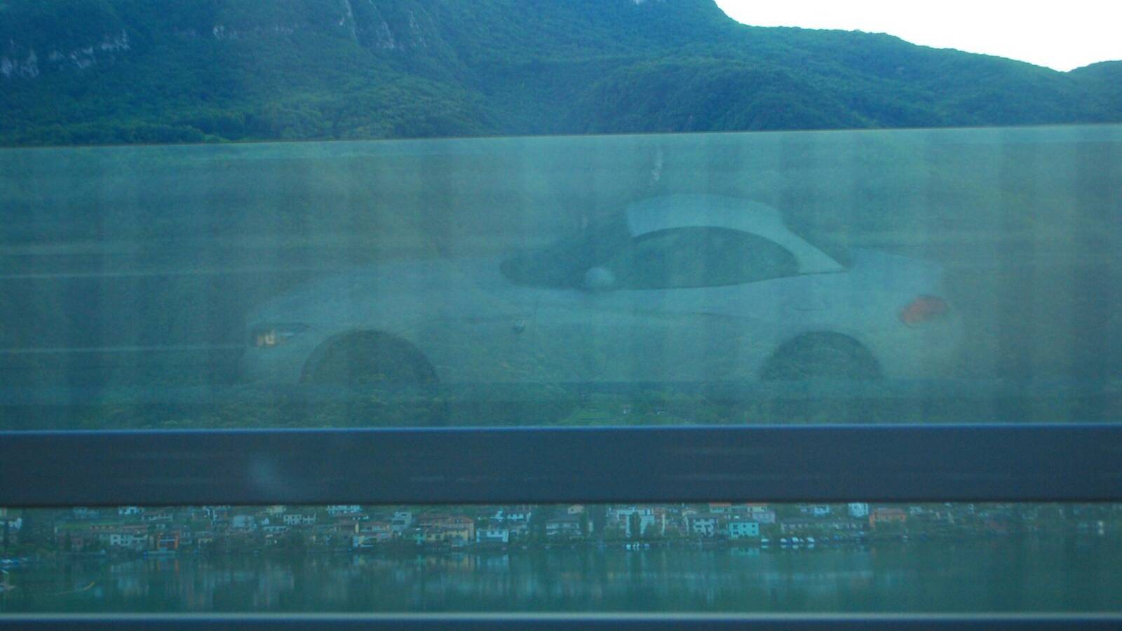 BMW Z4 na dálnici k jezeru Como