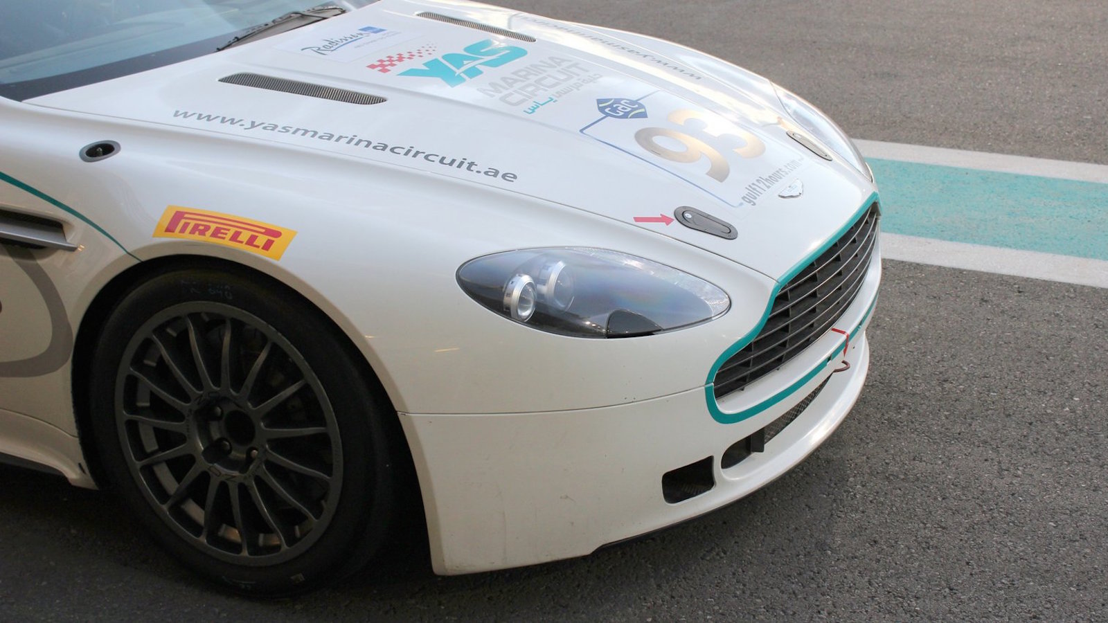 Aston Martin Vantage GT4 na okruhu Yas Marina