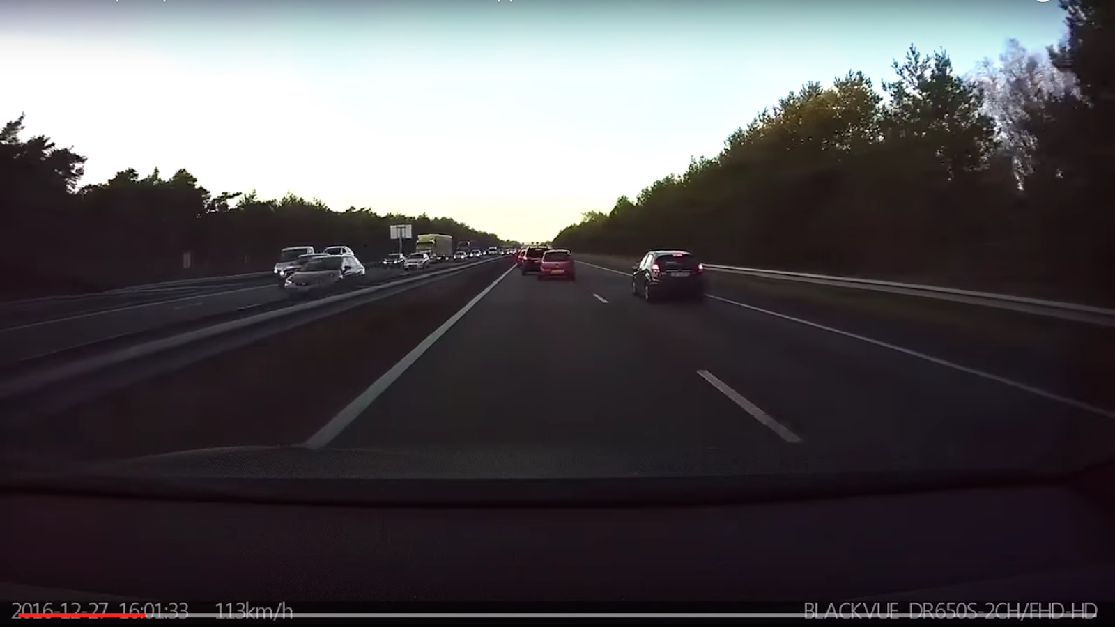 Ne, Tesla vážně neumí předvídat nehodu