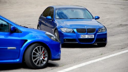 BMW 330i a Clio RS