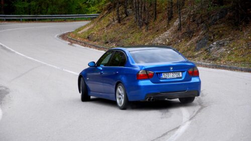 BMW 330i ve smyku