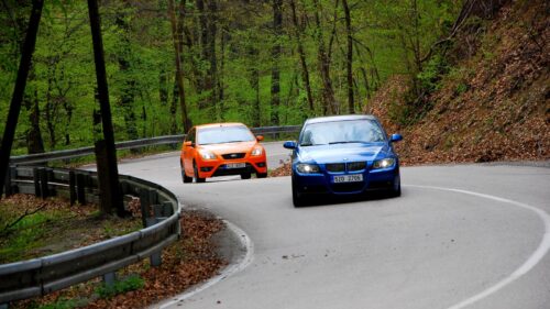 BMW 330i a Ford Focus ST