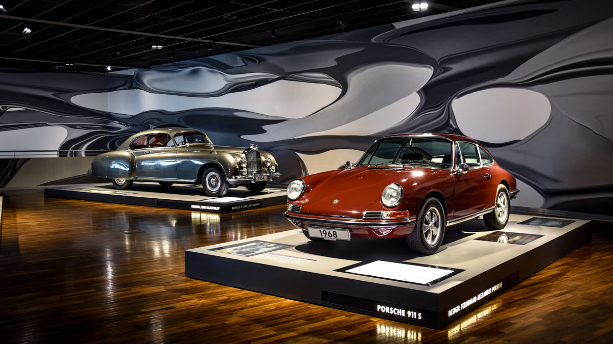 Porsche 911 a Bentley v muzeu