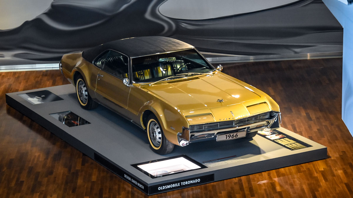 Oldsmobile toronado v hnědé barvě v muzeu