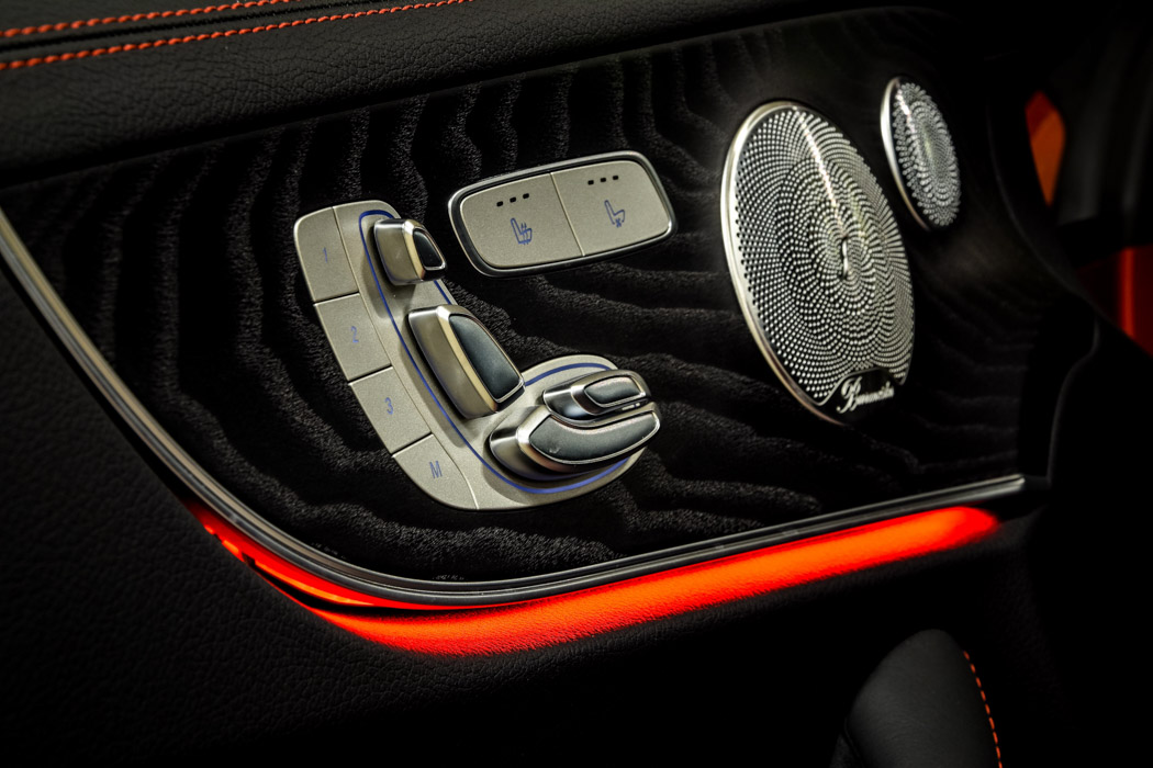 detail na nastaveni sedacky ve voze Mercedes-AMG E53 Coupe