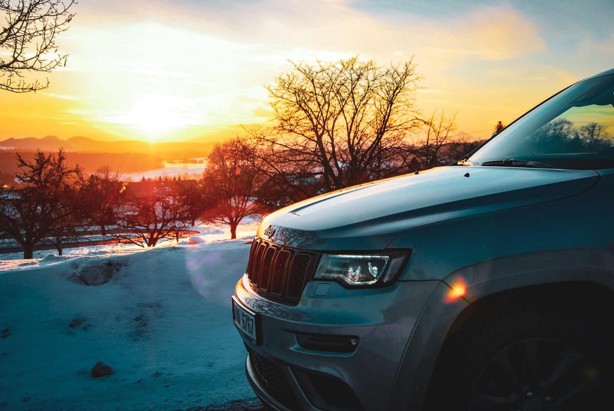 Jeep Grand Cherokee S 2019 se zimnim zapadem slunce