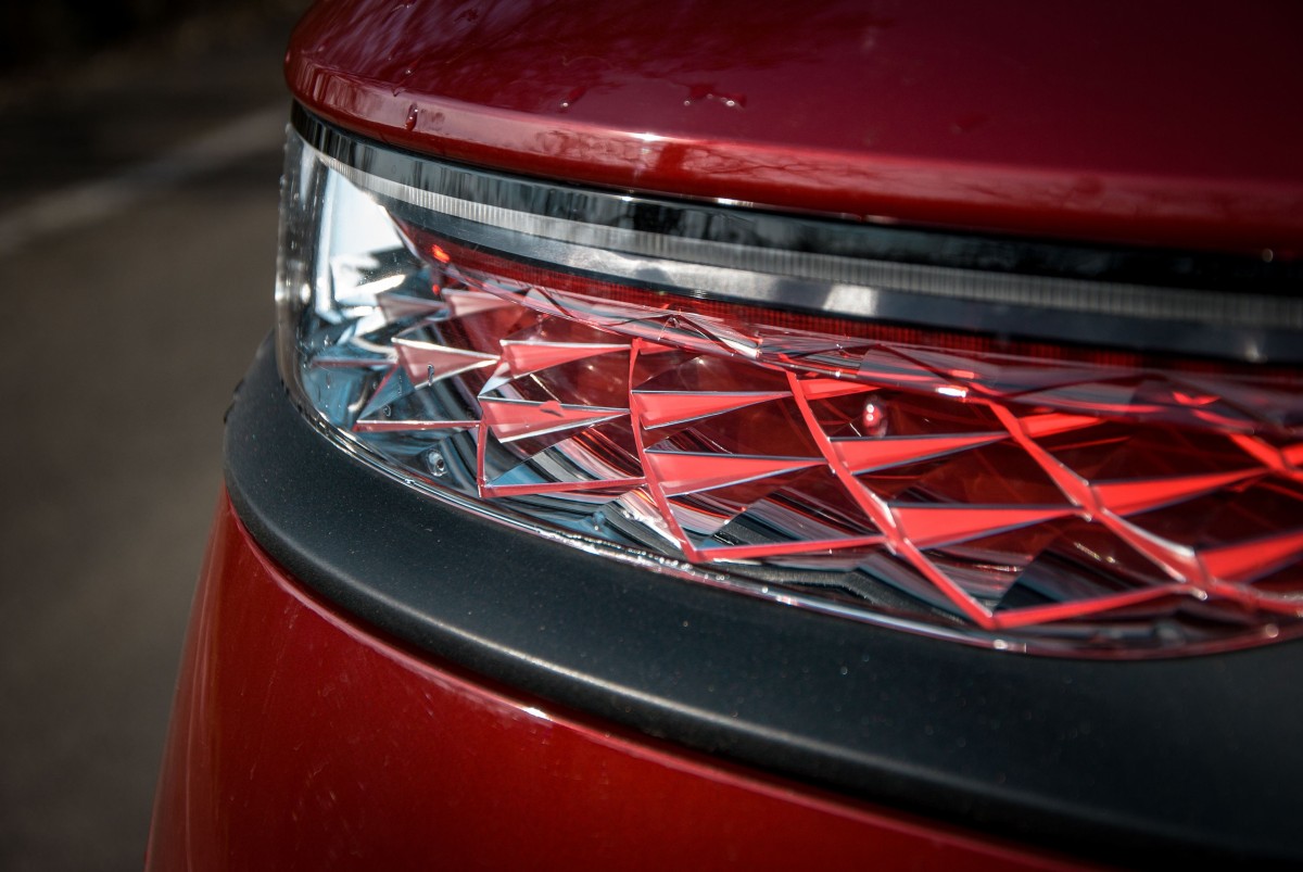 Detail zadního světla francouzského SUV DS7