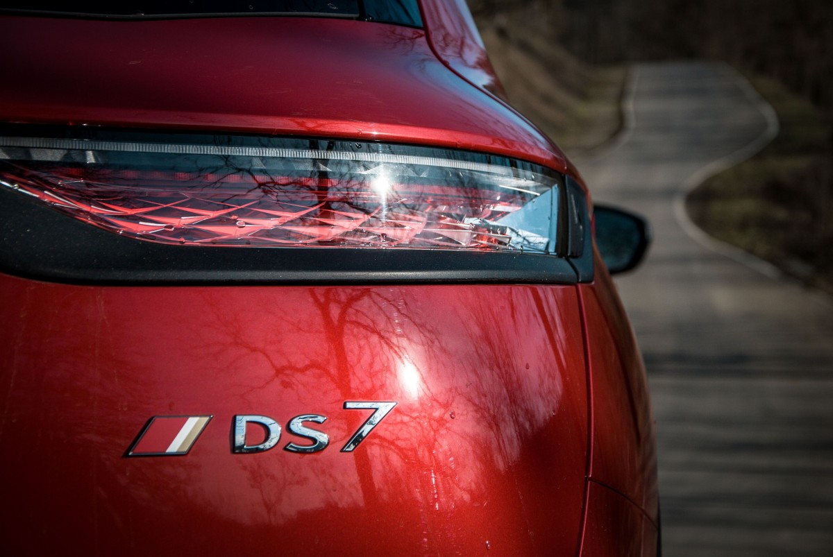 Detail zadního světla vozu DS7