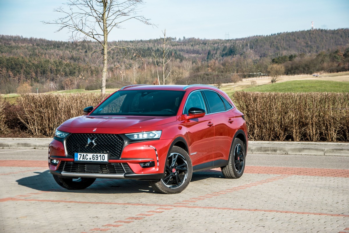 červené SUV DS7 zepředu