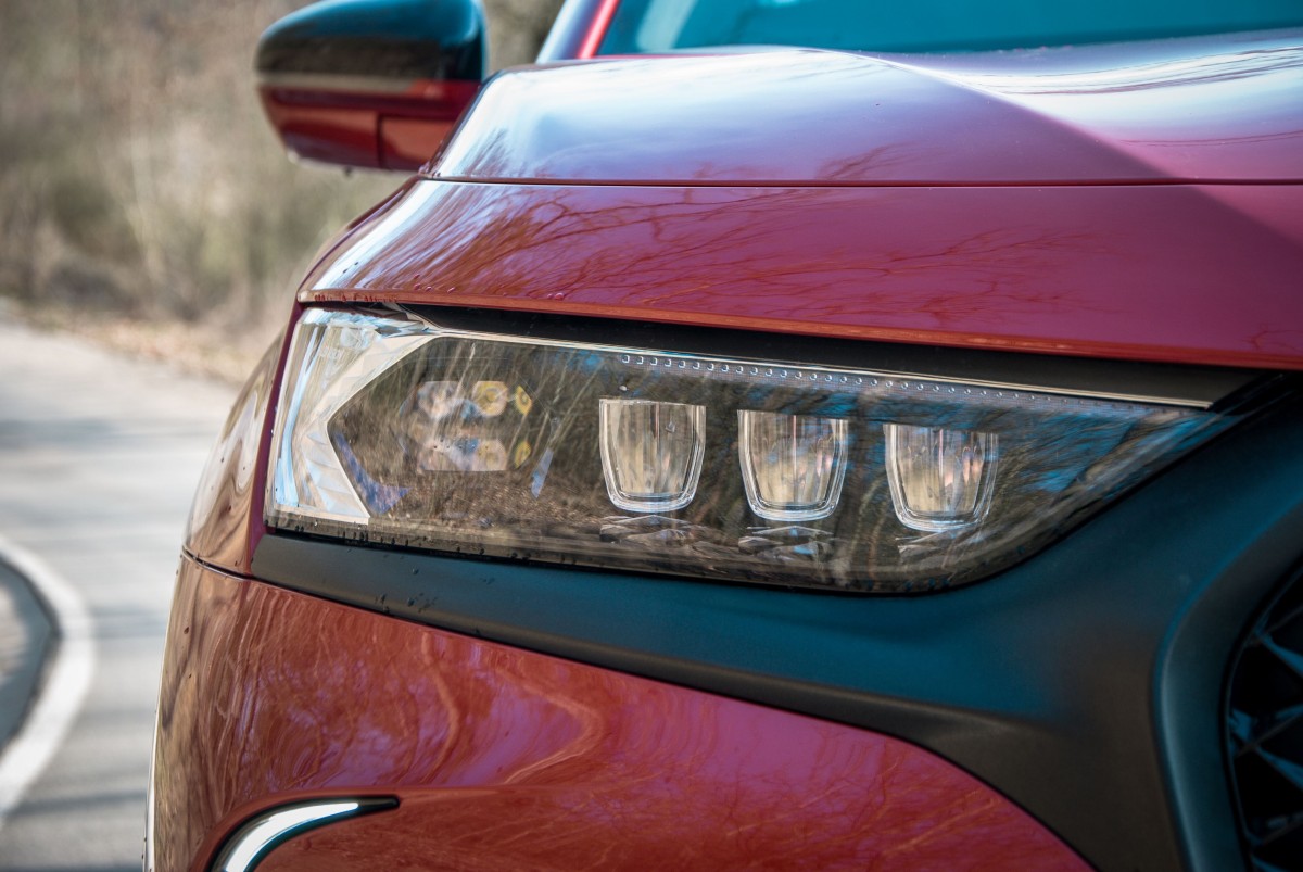 Detail předního světla francouzského SUV DS7